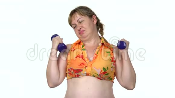有趣的胖女人用哑铃训练视频的预览图