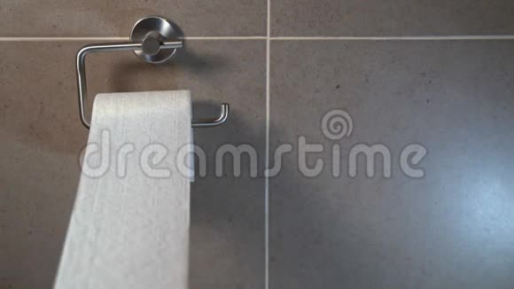 白色卫生纸卷在瓷砖浴室里视频的预览图