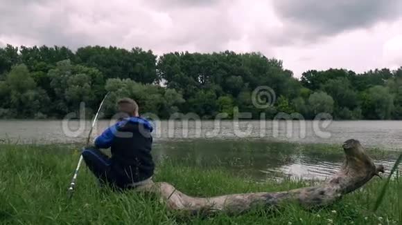 这个男孩在钓鱼视频的预览图
