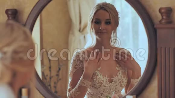 镜子前的新娘正在为婚礼做准备视频的预览图
