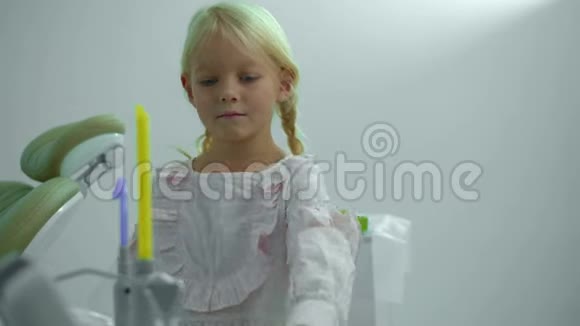 漂亮的头发女孩用乐器移动一个面板视频的预览图