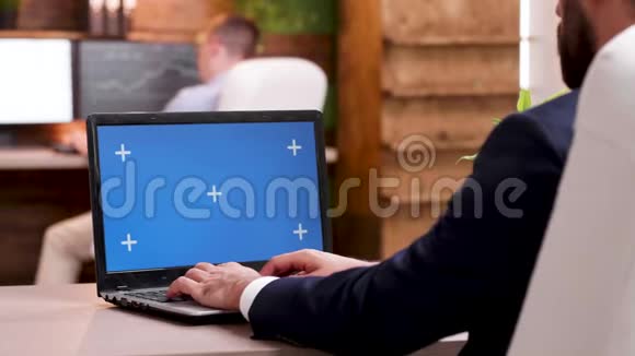 商人在现代工作场所的反观在色度笔记本电脑上打字视频的预览图