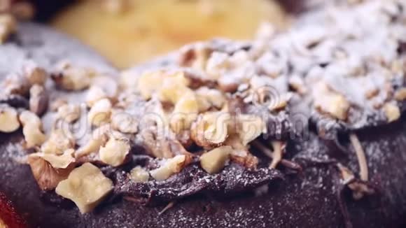 庆祝巧克力蛋糕洒满粉碎的坚果和糖霜特写镜头圈圈运动视频的预览图