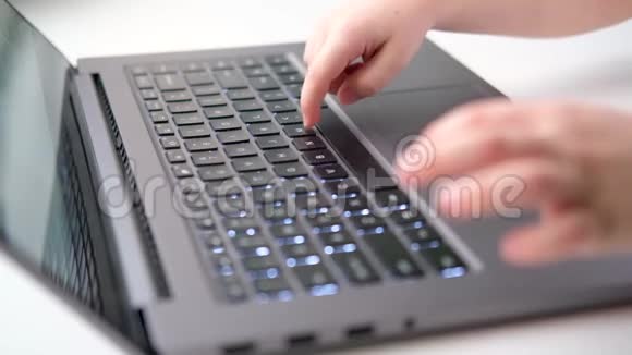小手在键盘笔记本电脑上打字按手指按按钮数字教育计算机视频的预览图