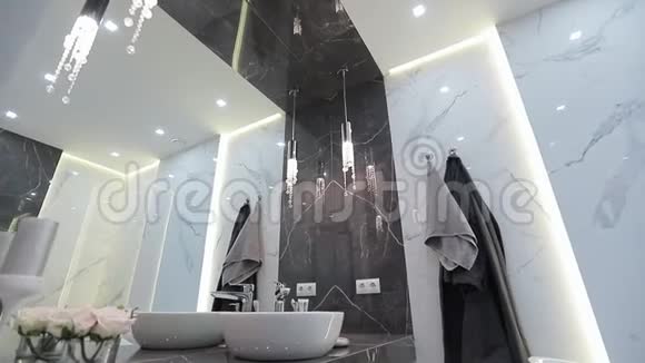 家庭内部浴室在现代公寓视频的预览图