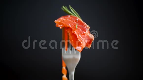 叉子上的咸红鱼木制背景视频的预览图