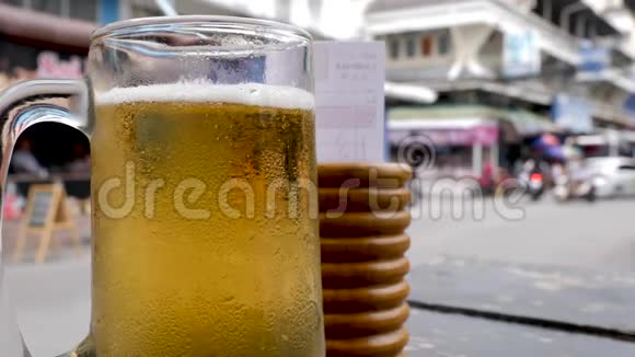 在泰国芭堤雅旅游胜地酒吧在炎热的夏季天气关闭冰镇冷啤酒和比尔视频的预览图