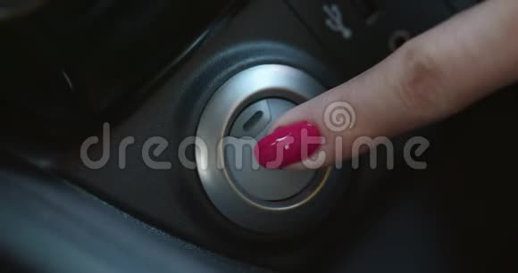 女性手指按现代电动车上的发动机启动停止按钮视频的预览图
