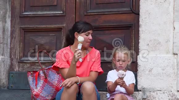 在罗马和母亲一起享受加拉托的小女孩视频的预览图