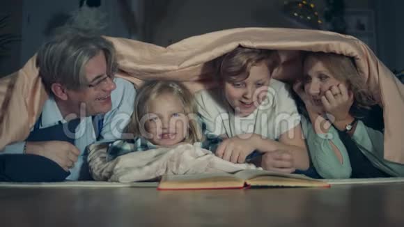 祖父母和孙子孙女们正在毯子下面谈话视频的预览图