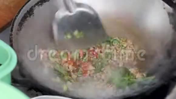 4K关闭泰国街头食品供应商烹饪一个热辣椒鸡肉猪肉炒大炒锅找到这些供应商视频的预览图
