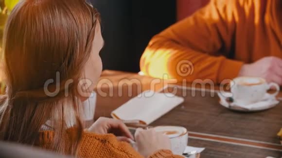 一男一女把糖倒在咖啡杯里视频的预览图