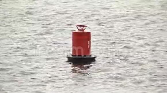 红色浮标在水面上游来游去视频的预览图