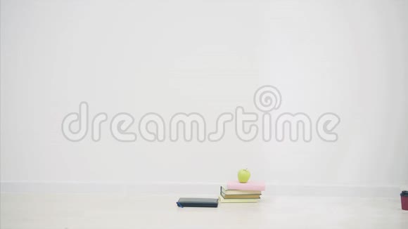 可爱的年轻亚洲女孩坐在地板上坐在洛托斯的位置上手里拿着素描本抬头点头视频的预览图