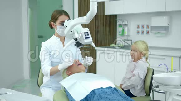 牙医用牙科设备看女人的牙齿视频的预览图