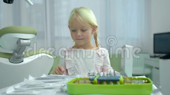 小女孩数桌上的乐器视频的预览图