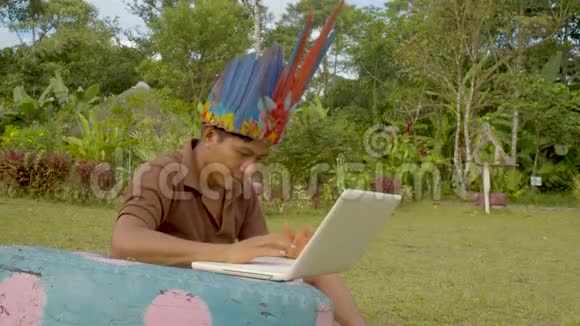 年轻的土著人在他的村子里工作视频的预览图