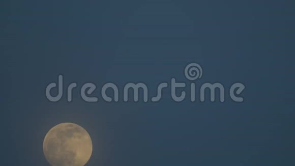 一轮美丽的月亮在白天升起时间间隔视频的预览图