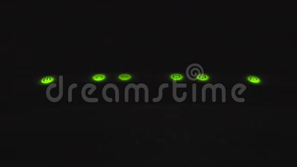 绿色调制解调器LED在黑暗中视频的预览图