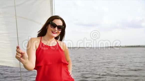 在帆船上做太阳眼镜模特的女人视频的预览图