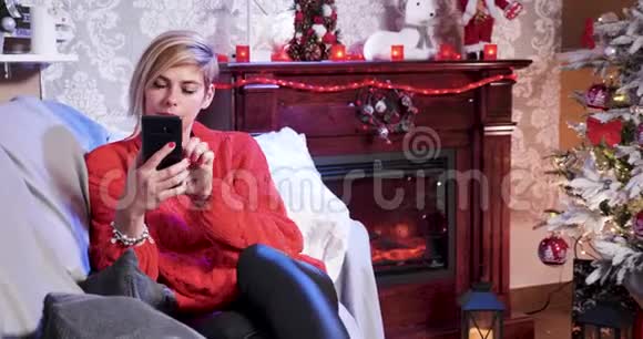 白人美女躺在沙发上过圣诞节视频的预览图