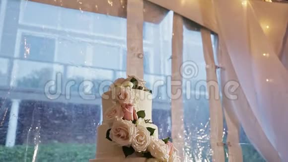 四层婚礼蛋糕上的全景与粉红色玫瑰视频的预览图