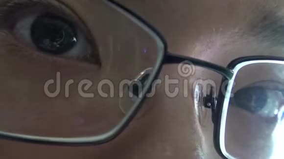 棕色眼睛睁开瞳孔用4K眼镜扩张女性亚裔视频的预览图