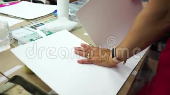 艺术家在准备用水彩和粉笔画画的纸的过程中视频的预览图
