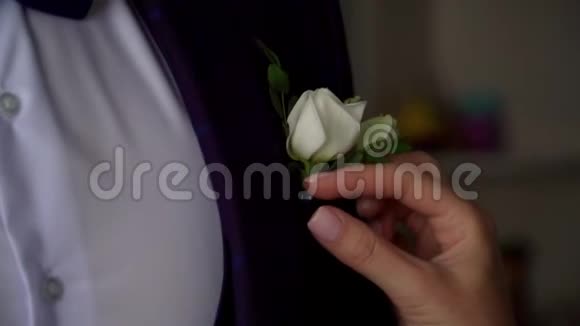 婚礼上新郎夹克的细节视频的预览图