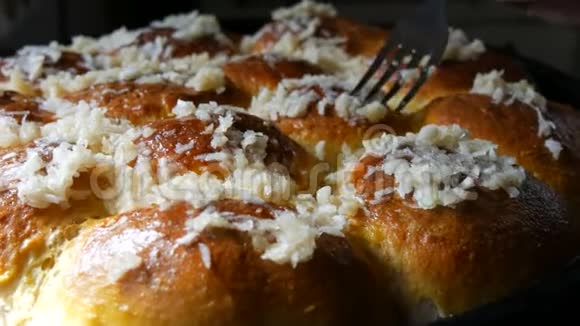 叉放新鲜切碎的大蒜美味的新鲜自制烘焙糕点上面有新鲜大蒜乌克兰面包视频的预览图