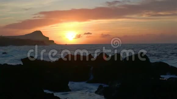 纳图拉斯比斯科托斯海滩上的熔岩大西洋葡萄牙泰茜拉阿速尔视频的预览图