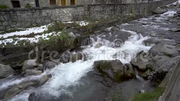 西班牙比利牛斯山脉的高山水流视频的预览图