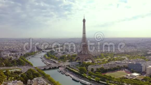 巴黎法国五月2019年空中无人机历史市中心和埃菲尔铁塔的视图视频的预览图
