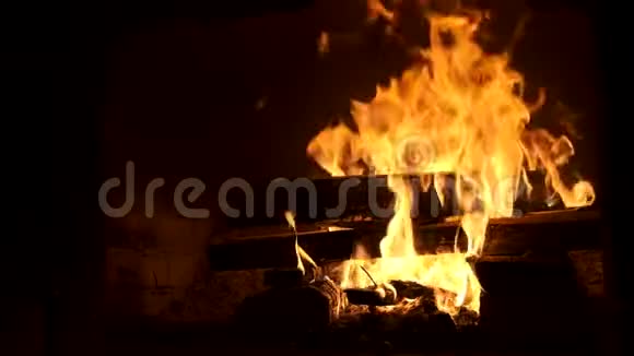 俄罗斯旧石炉里的火视频的预览图