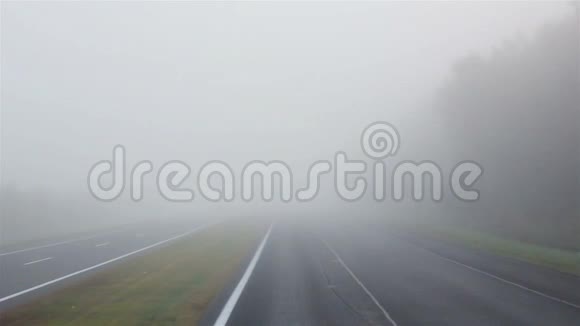 早上有雾的路米斯蒂高速公路视频的预览图