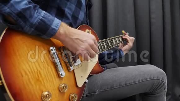人类用吉他演奏专业音乐家吉他手在现代音乐工作室用电吉他表演抒情独奏吉他视频的预览图