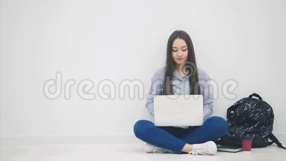 可爱的年轻亚洲女士坐在莲花的位置手提电脑看着旁边放弃拇指视频的预览图
