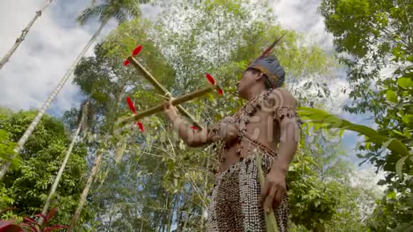 土著人正在测试他制造的飞行装置视频的预览图