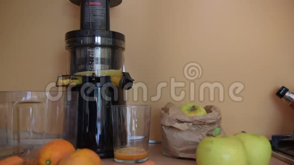 一个好早餐离心机的榨汁机视频的预览图