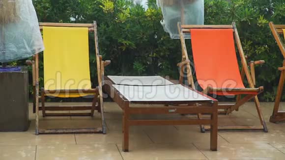 雨天提供舒适的日光浴和躺椅视频的预览图