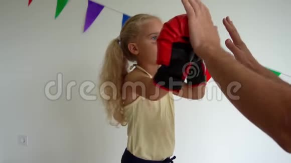 四岁的女儿盒子和爸爸一起在家训练儿童脸上的瘀伤视频的预览图
