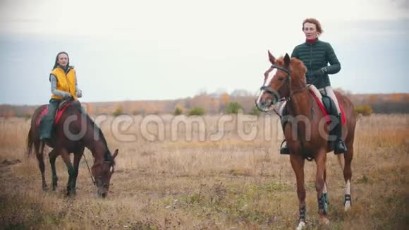 2两个女人骑马在田里吃草视频的预览图