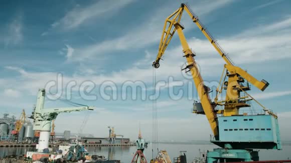 港口起重机是不活动的视频的预览图