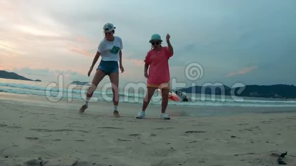 两位女士在海边同步跳舞视频的预览图