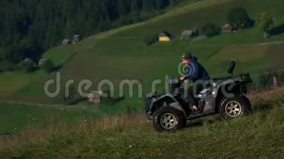 游客乘坐ATV运输在山上视频的预览图
