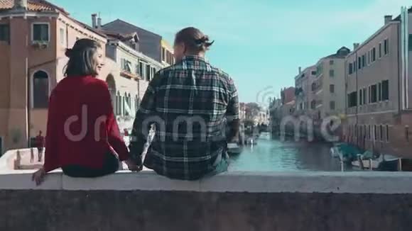 浪漫的混血情侣坐在威尼斯的一座桥上生活方式旅行关系理念老式的颜色视频的预览图