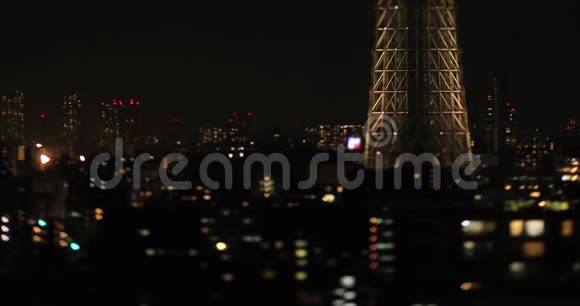 东京市区的一棵夜间微型的东京天空树长镜头倾斜视频的预览图