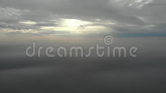 在云层上空飞行凌晨无人机拍摄的视频城市上空的烟雾潜入云端实时录像视频的预览图