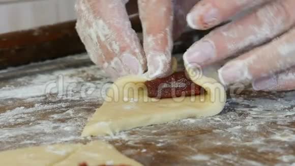 把面团变成牛角面包形状自制甜点果酱面团由女人手工制作手在做饼干视频的预览图