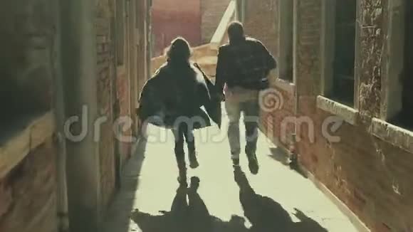 浪漫的混血情侣在威尼斯日出时跑步生活方式旅行关系理念老式的颜色视频的预览图